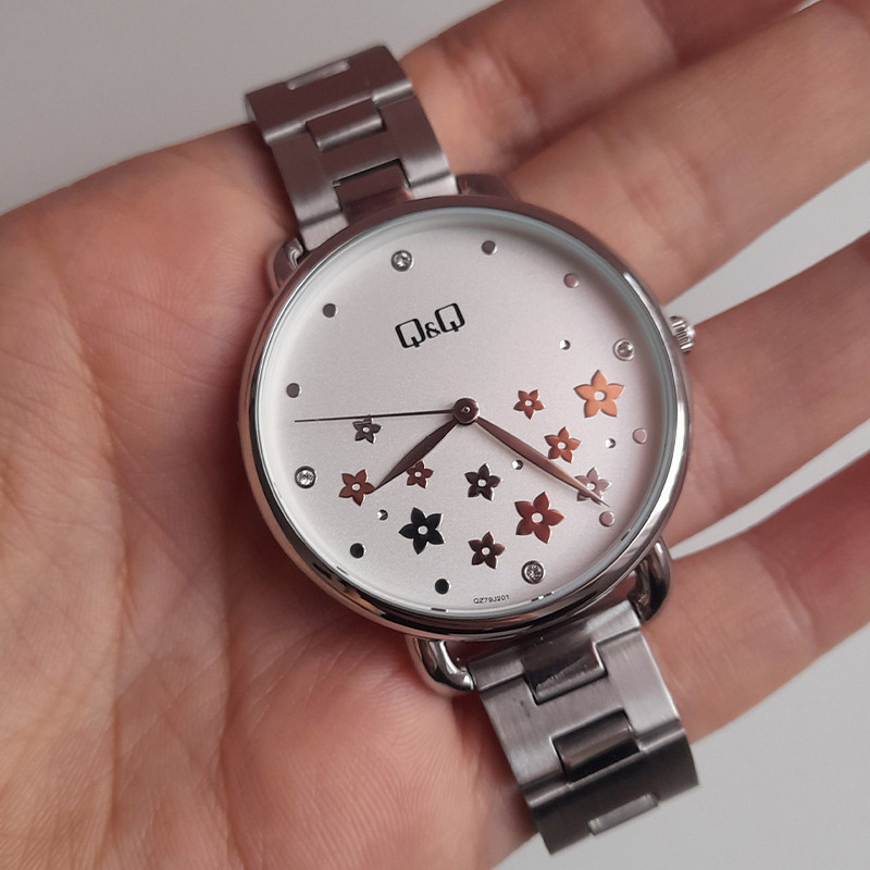 ساعت مچی عقربه ای زنانه کیو اند کیو مدل qz79j01y