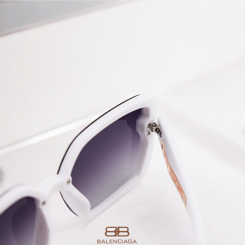 عینک آفتابی چند ضلعی زنانه بالنسیاگا مدل P88012-C2