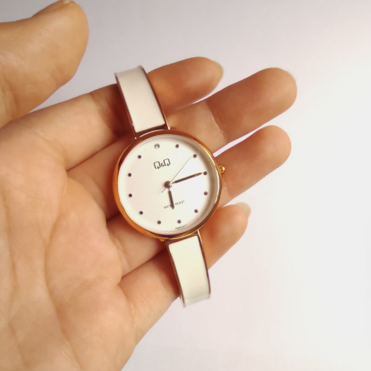 ساعت مچی عقربه ای زنانه کیو اند کیو مدل F669J011Y